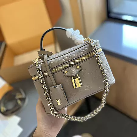 LV 2024の新しいバニティPMメイクアップケースソフトボックスは、近年、本当にますます大きくなり、デザインはユニークで、クラシックでコンパクトで、さまざまなレトロな色と装飾が施されています。ここ数年で最も優れたデザインの1つ。