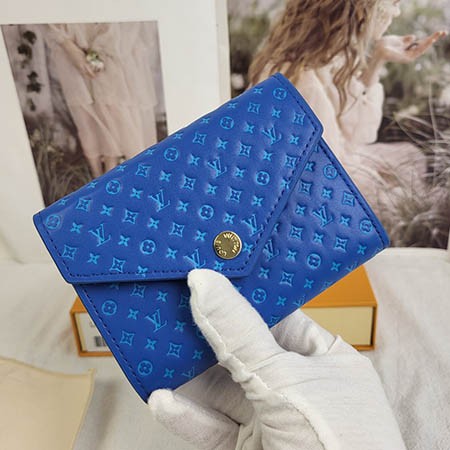 2024 LV 長財布 この新しいジッパー財布は、ナノグラムをテーマにしたレザーグッズで作られ、ルイ・ヴィトンの2024年春夏ファッションショーでデビューしました。このウォレットは柔らかいカーフスキンで作られており、比較的明るいトーンのミニ モノガルム エンボス パターンで装飾され、ツートーン効果を生み出しています。このクラシックなウォレットは、安全なフルジップ開閉と実用的で繊細な内部コンパートメントが特徴です。