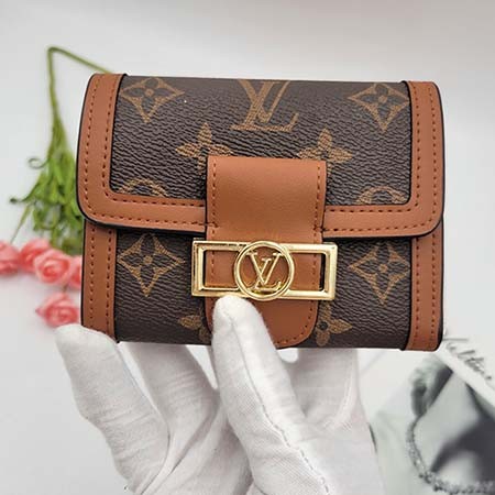 LV Daphne マグネット式開閉部、十分な内部スペース、紙幣用のロングポケット、サイドにジッパー式コインコンパートメント 財布レザー: 12 x 9.5 x 3.5cm