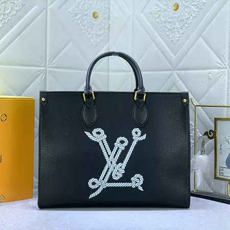 LV アップグレードされたオリジナル M24834 M45495 この OnTheGo ミディアム ハンドバッグは Nautical シリーズから来ており、牛革を使用して海洋スタイルのインスピレーションを表現しています。フロントのLV文字をセーラーノットに変形させ、ロープの質感を立体的な刺繍で表現しています。背面にはルイ・ヴィトンのマルティエが刻印されています。