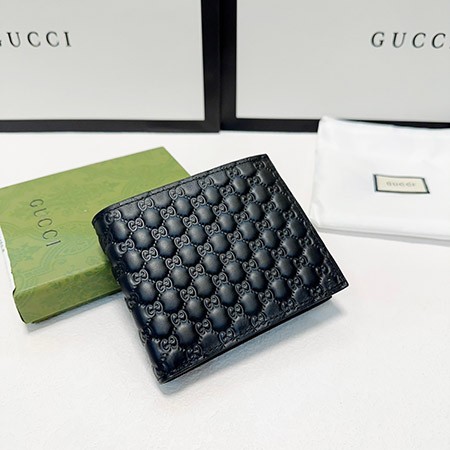 GUCCI公式ウェブサイトは、新しいスタイル〜ショートクリップGGスプリームキャンバスシリーズ〜牛革インナーグリッド（両面にカードが挿入可能）を絶妙な仕上がりで同期させます！