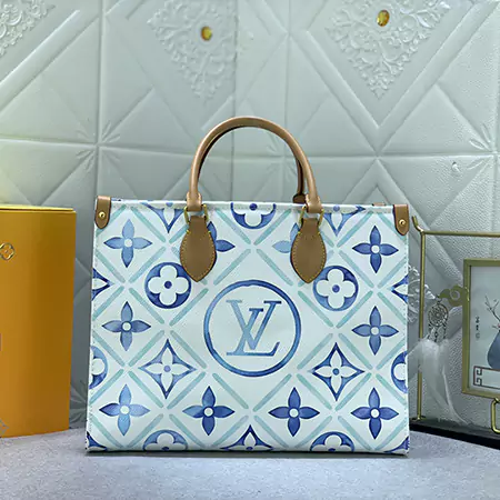 LV アップグレードされたオリジナル M24834 M45495 この OnTheGo ミディアム ハンドバッグは Nautical シリーズから来ており、牛革を使用して海洋スタイルのインスピレーションを表現しています。フロントのLV文字をセーラーノットに変形させ、ロープの質感を立体的な刺繍で表現しています。背面にはルイ・ヴィトンのマルティエが刻印されています。