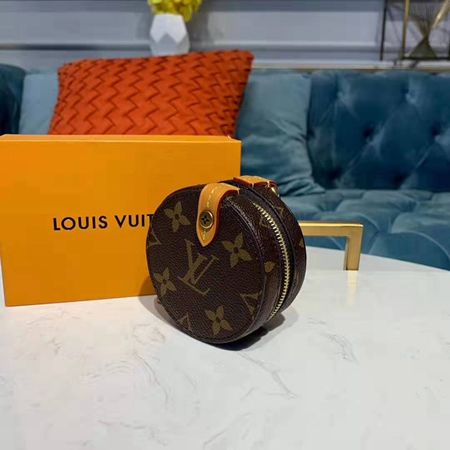 2025 Louis Vuitton  ポシェット 丸 ルイヴィトン ベルトバッグ 小銭入れ モノグラム 財布 円形ボックス型 金具ロゴ 革 斜めがけバッグ 大人気 海外販売モノグラムキャンバスとゴールドの金具を使用し、コンパクトな形状に仕上げています。フックバックルでベルトとは別に吊るすことも可能で - YOOXBRAND