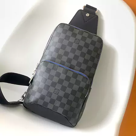 LV N41719 ヘイジュ N41718 老眼チェストバッグ シリーズ AVENUE ショルダーバッグ このダミエ グラフィット キャンバス ショルダー バッグは、都会の生活に最適です。小さくてファッショナブルで、カジュアルで自由な態度を示します。左肩でも右肩でも背負える「スマート」なショルダーストラップのデザイン。形状設計により持ち運びの快適性が向上し、ダブルジッパー開閉設計により貴重品を安全に収納できます。