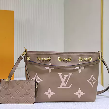 LV M46492 グレー シルクスクリーン型押しレザー ショッピングバッグ シリーズ バンドル ハンドバッグ M25453 グレー デグラデ Gx シ​​リーズのバンドル ハンドバッグです。新しい巾着デザインが夏の雰囲気をプラスします。モノグラム・アンプラントの型押しレザーボディが、季節の装いを華やかに彩ります。ダブルハンドルと取り外し可能なクロスボディストラップにより、さまざまなスタイリッシュな持ち運びオプションが提供され、昼夜問わ