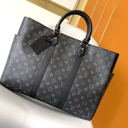 LV オリジナル M46451 ブラック フラワー サック プラット シリーズの大型ハンドバッグであるサック プラット 24H ハンドバッグは、レザーの裏地、大きなポケット、充実した内装を備えており、短期の旅行に最適です。レザーのハンドルループと幅広のサイドストラップでタフな印象に仕上げ、長めのハンドルで肩掛けも可能です。