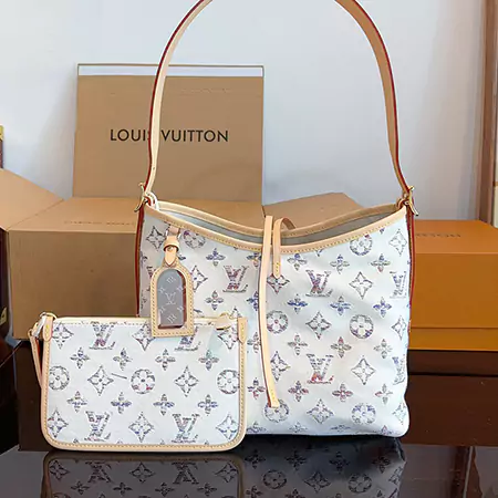 Lv Carryall の新しい通勤バッグは美しく実用的です #LVD #LVD #Iv #LVDlouisvuitton #LVD キャリーオール #Carryall v7 月の新しいスタイル、クロスボディまたはワンショルダーで着用できます。容量は確保されており、オープンマグネットバックルはタブレットや小型コンピューターの持ち上げと配置に非常に便利です。 デザインはNeverfullよりも小さく、ショルダーストラップは十分な幅があり、