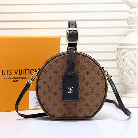 LV 老眼 ギフトボックス付き PETITE BOITE CHAPEAU バレルバッグ アップルバッグ M43514 定番のハットボックスがキュートなスタイルのポータブルポーチに変身しました。コンパクトで実用的 (iPhone 7 携帯電話を収納可能)、デュアル バージョン デザイン: 牛革トリム付きのクラシックなモノグラム キャンバス、トリム付きのトレンディなリバース モノグラム キャンバス。