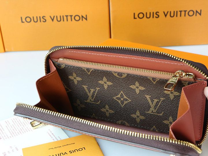 LV クラシック ジッパー ウォレット このトランク ジッパー ウォレットは、メンズ ソフト トランク ハンドバッグからインスピレーションを得たもので、レザーの丸みを帯びたコーナーやリベットなど、ブランドの伝統的なバッグから取られたデザインのディテールが施されています。内部はよく整理されており、6 つのクレジット カード スロットが装備されています。紙幣やその他の小さな紙を入れるためのコンパートメント