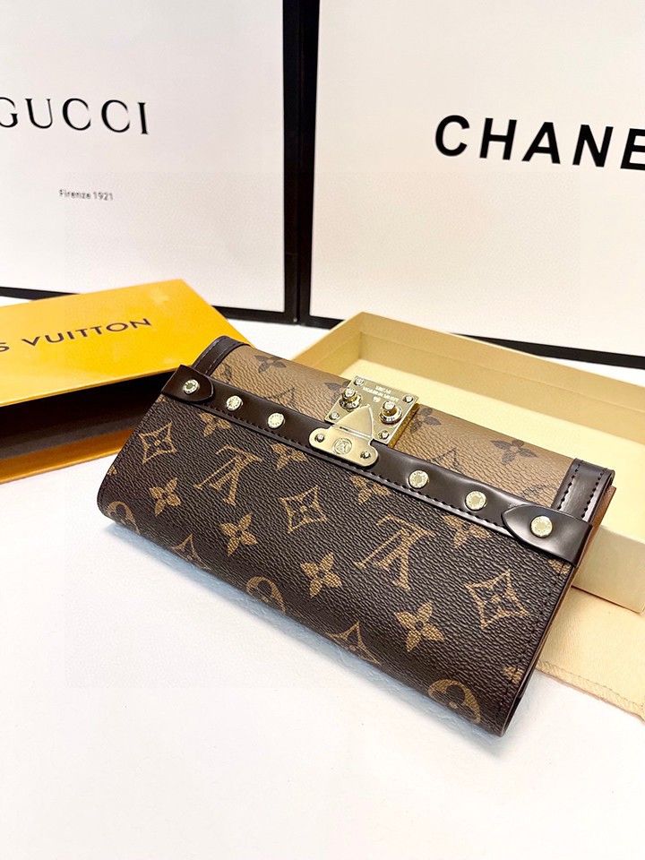 イ リーグ | LV カラー 老視用 PVC 牛革 レザー このスタイリッシュなヴェネツィア ウォレットは、ダミエ エベヌ キャンバス製で、高級鞄メーカーとしてのルイ・ヴィトンの深い伝統に敬意を表し、象徴的な S ロックとリベットで装飾されています。 広々とした機能的なインテリアのおかげで、このモデルはエレガントなクラッチとしても使用できます。