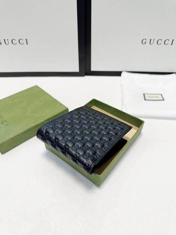 GUCCI公式ウェブサイトは、新しいスタイル〜ショートクリップGGスプリームキャンバスシリーズ〜牛革インナーグリッド（両面にカードが挿入可能）を絶妙な仕上がりで同期させます！