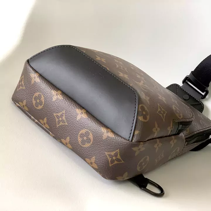 LV N41719 ヘイジュ N41718 老眼チェストバッグ シリーズ AVENUE ショルダーバッグ このダミエ グラフィット キャンバス ショルダー バッグは、都会の生活に最適です。小さくてファッショナブルで、カジュアルで自由な態度を示します。左肩でも右肩でも背負える「スマート」なショルダーストラップのデザイン。形状設計により持ち運びの快適性が向上し、ダブルジッパー開閉設計により貴重品を安全に収納できます。