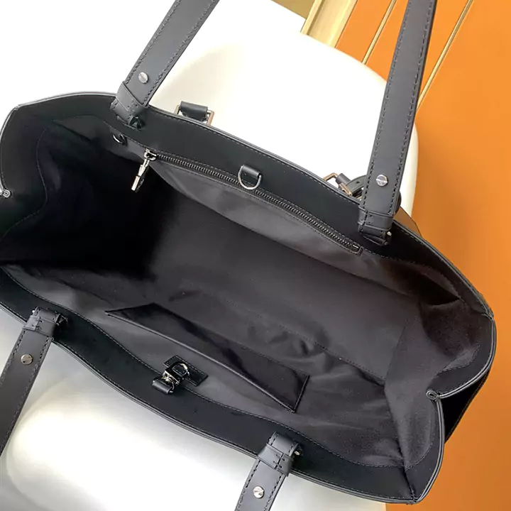 LV オリジナル M46451 ブラック フラワー サック プラット シリーズの大型ハンドバッグであるサック プラット 24H ハンドバッグは、レザーの裏地、大きなポケット、充実した内装を備えており、短期の旅行に最適です。レザーのハンドルループと幅広のサイドストラップでタフな印象に仕上げ、長めのハンドルで肩掛けも可能です。