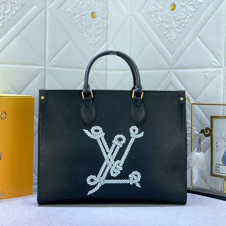 LV アップグレードされたオリジナル M24834 M45495 この OnTheGo ミディアム ハンドバッグは Nautical シリーズから来ており、牛革を使用して海洋スタイルのインスピレーションを表現しています。フロントのLV文字をセーラーノットに変形させ、ロープの質感を立体的な刺繍で表現しています。背面にはルイ・ヴィトンのマルティエが刻印されています。