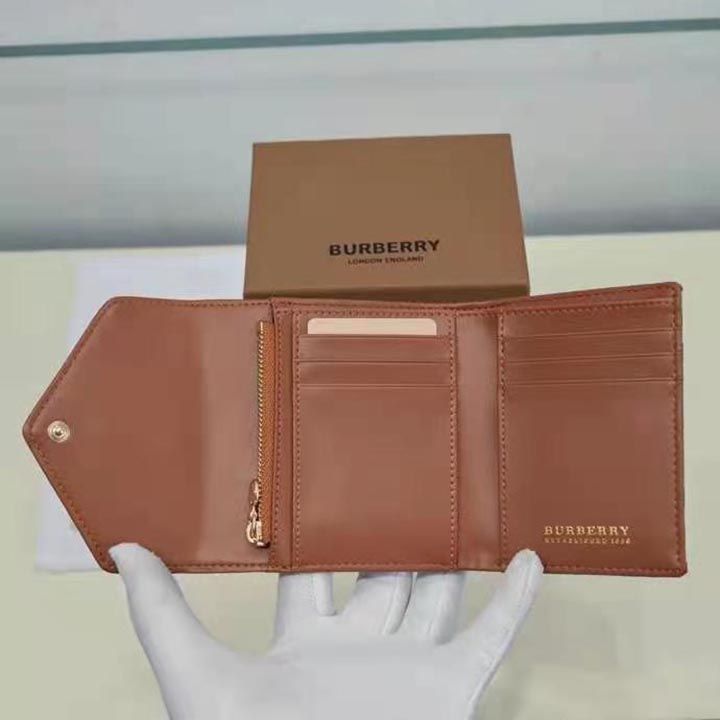 burberry ハイブランド 新しい コピー 激安 カウンター品質のオリジナルバーバリー製品。絶妙な折りたたみ式ショートクリップレザー：8.5*4*9cm。