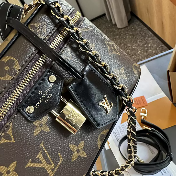 LV 2024の新しいバニティPMメイクアップケースソフトボックスは、近年、本当にますます大きくなり、デザインはユニークで、クラシックでコンパクトで、さまざまなレトロな色と装飾が施されています。ここ数年で最も優れたデザインの1つ。