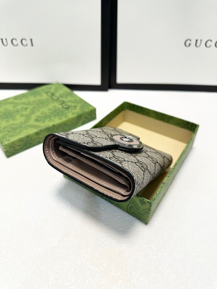 革のサイズ 11x10cm カラー ブラック GUCCIの人気牛革とPVCのショート三つ折り財布 クラシックなスタイル 細かい細工 耐摩耗性、耐久性、優れた感触