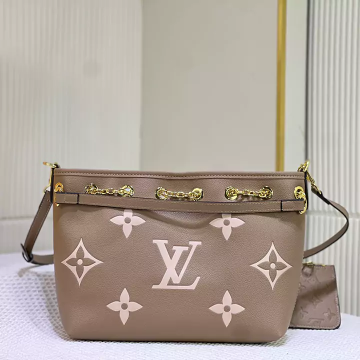 LV M46492 グレー シルクスクリーン型押しレザー ショッピングバッグ シリーズ バンドル ハンドバッグ M25453 グレー デグラデ Gx シ​​リーズのバンドル ハンドバッグです。新しい巾着デザインが夏の雰囲気をプラスします。モノグラム・アンプラントの型押しレザーボディが、季節の装いを華やかに彩ります。ダブルハンドルと取り外し可能なクロスボディストラップにより、さまざまなスタイリッシュな持ち運びオプションが提供され、昼夜問わ