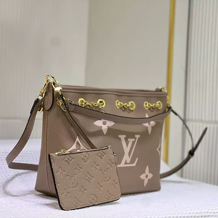 LV M46492 グレー シルクスクリーン型押しレザー ショッピングバッグ シリーズ バンドル ハンドバッグ M25453 グレー デグラデ Gx シ​​リーズのバンドル ハンドバッグです。新しい巾着デザインが夏の雰囲気をプラスします。モノグラム・アンプラントの型押しレザーボディが、季節の装いを華やかに彩ります。ダブルハンドルと取り外し可能なクロスボディストラップにより、さまざまなスタイリッシュな持ち運びオプションが提供され、昼夜問わ