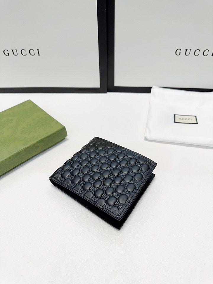 GUCCI公式ウェブサイトは、新しいスタイル〜ショートクリップGGスプリームキャンバスシリーズ〜牛革インナーグリッド（両面にカードが挿入可能）を絶妙な仕上がりで同期させます！