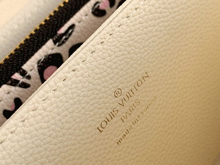 LV バッグ M80680 ジッピー ロックミー ウォレットはソフト カーフスキン製で、ジッパー ウォレットの象徴的なデザインとファッション シリーズの特徴的な要素を組み合わせています。LV レタリングと、チケットやその他のアイテムに簡単にアクセスできるフロント ポケットです。複数の内部ポケットとコンパートメントを備えた信頼性の高いラップアラウンドジッパーデザイン 寸法: 19.5 x 10.0 x 2.5 cm