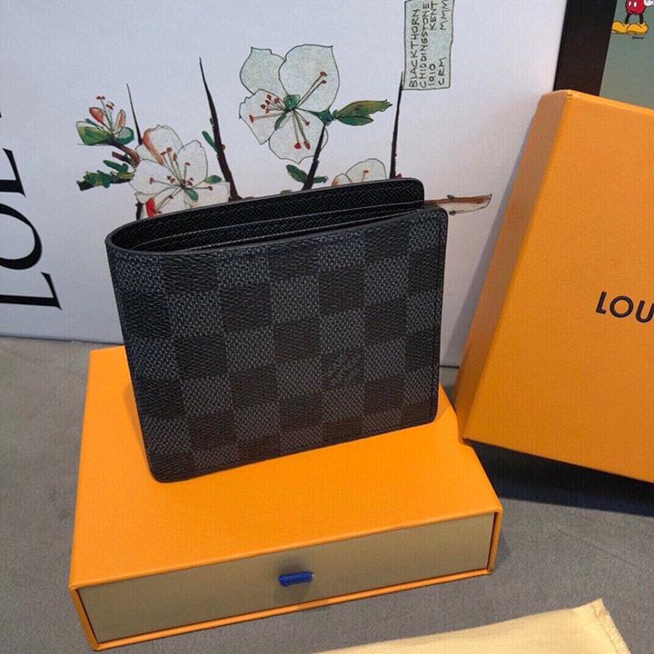 LV クラシック フォー ブラザーズ ショート スタイル。クラシックで時代を超越したホットなスタイル。最新のカウンター イエロー パッケージには、カード スロットが内蔵されています。