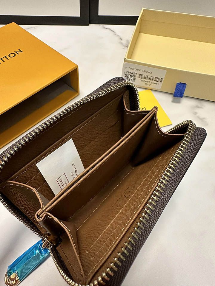 LV クラシック ウォレット このジッパー付き小銭入れは、小銭、クレジットカード、折りたたんだ紙幣を収​​納できるコンパクトなサイズで、ボディのポケットにも簡単に入れることができます。小さいです。