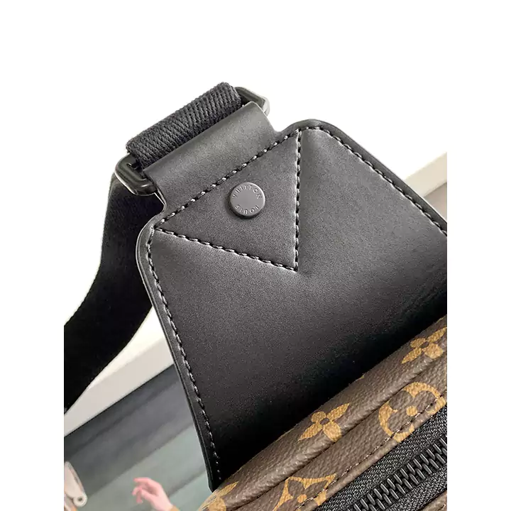 LV N41719 ヘイジュ N41718 老眼チェストバッグ シリーズ AVENUE ショルダーバッグ このダミエ グラフィット キャンバス ショルダー バッグは、都会の生活に最適です。小さくてファッショナブルで、カジュアルで自由な態度を示します。左肩でも右肩でも背負える「スマート」なショルダーストラップのデザイン。形状設計により持ち運びの快適性が向上し、ダブルジッパー開閉設計により貴重品を安全に収納できます。