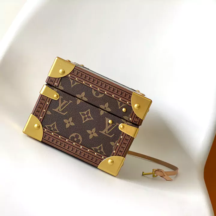 LV M24572 トップ オリジナル コフレ トレゾール 24 ハード ケースは、新しいモノグラム デニム キャンバス製で、牛革のトリムが施されています。貴重なコレクションを安全に保管できるミディアム サイズです。 25.0 x 13.5 x 17.5 cm (長さ x 高さ x 幅) • キー付き S ロック • メインコンパートメント • メタルコーナー、プリントキャンバストリム、リベット補強