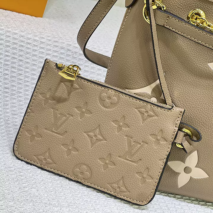 LV M46492 グレー シルクスクリーン型押しレザー ショッピングバッグ シリーズ バンドル ハンドバッグ M25453 グレー デグラデ Gx シ​​リーズのバンドル ハンドバッグです。新しい巾着デザインが夏の雰囲気をプラスします。モノグラム・アンプラントの型押しレザーボディが、季節の装いを華やかに彩ります。ダブルハンドルと取り外し可能なクロスボディストラップにより、さまざまなスタイリッシュな持ち運びオプションが提供され、昼夜問わ