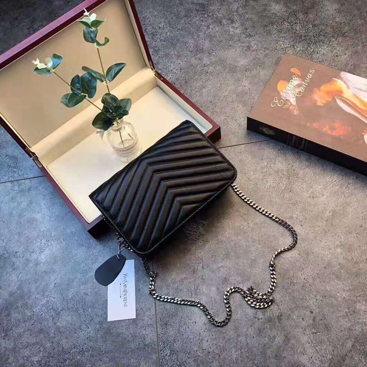 新しい 女子 40 代 50 代 イヴ・サンローラン Yves Saint Laurent レディース 羊革 ショルダーバッグ YSL チェーン付き タッセル型 ウォレット  サイズ22×15