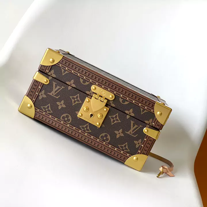 LV M24572 トップ オリジナル コフレ トレゾール 24 ハード ケースは、新しいモノグラム デニム キャンバス製で、牛革のトリムが施されています。貴重なコレクションを安全に保管できるミディアム サイズです。 25.0 x 13.5 x 17.5 cm (長さ x 高さ x 幅) • キー付き S ロック • メインコンパートメント • メタルコーナー、プリントキャンバストリム、リベット補強