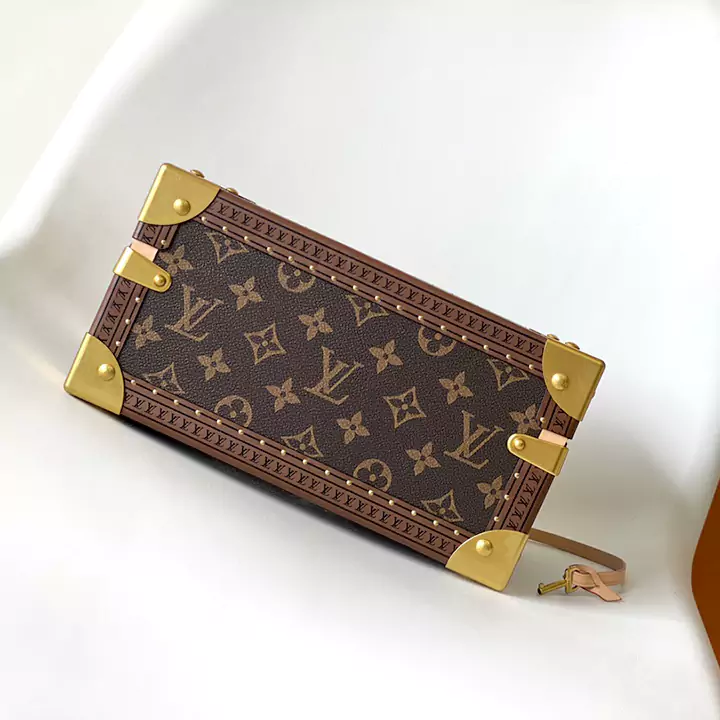 LV M24572 トップ オリジナル コフレ トレゾール 24 ハード ケースは、新しいモノグラム デニム キャンバス製で、牛革のトリムが施されています。貴重なコレクションを安全に保管できるミディアム サイズです。 25.0 x 13.5 x 17.5 cm (長さ x 高さ x 幅) • キー付き S ロック • メインコンパートメント • メタルコーナー、プリントキャンバストリム、リベット補強