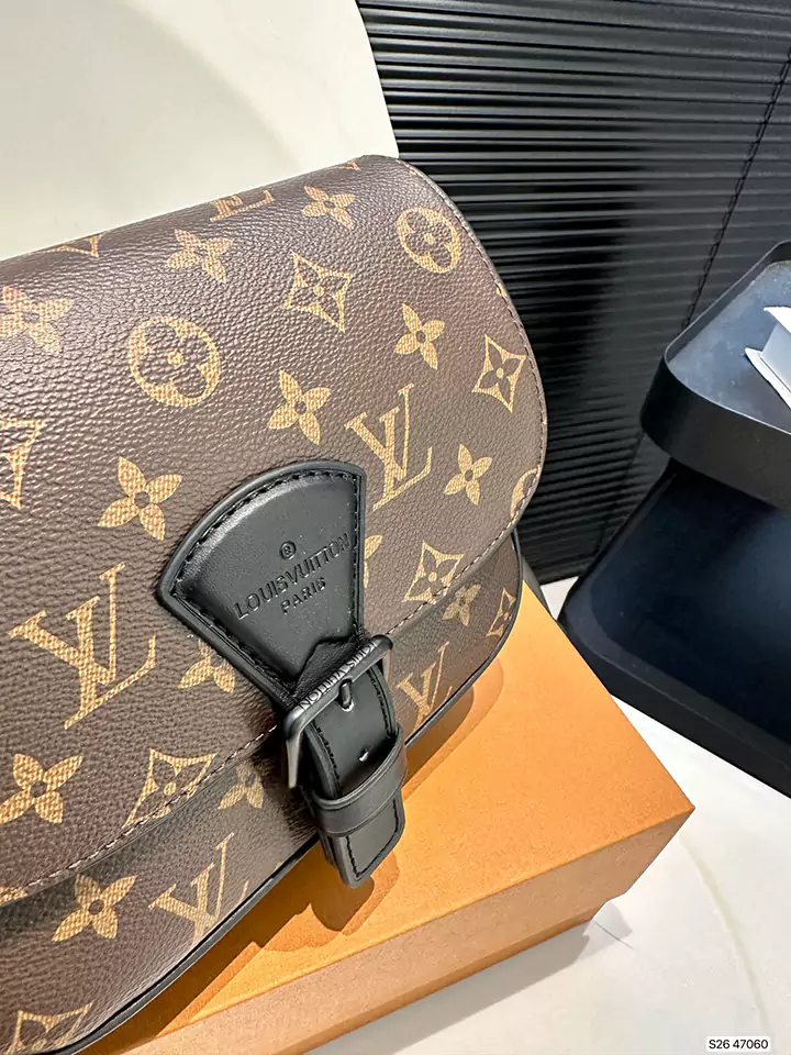 LV メンズ ポストマン メンズ バッグ 共有 0LouisVuitton ショルダーバッグ ルイ・ヴィトン LouisVuitton 大人気のポストマンバッグと比べると、とても控えめで安定感があり、デイリーに使えるLV メンズ ショルダーバッグです。カジュアルウェアとして、またはクロスボディバッグとして。