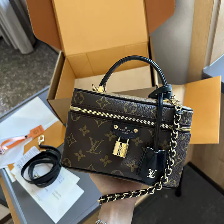 LV 2024の新しいバニティPMメイクアップケースソフトボックスは、近年、本当にますます大きくなり、デザインはユニークで、クラシックでコンパクトで、さまざまなレトロな色と装飾が施されています。ここ数年で最も優れたデザインの1つ。