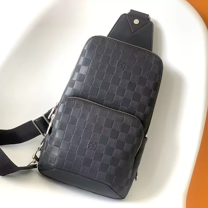 LV N41719 ヘイジュ N41718 老眼チェストバッグ シリーズ AVENUE ショルダーバッグ このダミエ グラフィット キャンバス ショルダー バッグは、都会の生活に最適です。小さくてファッショナブルで、カジュアルで自由な態度を示します。左肩でも右肩でも背負える「スマート」なショルダーストラップのデザイン。形状設計により持ち運びの快適性が向上し、ダブルジッパー開閉設計により貴重品を安全に収納できます。