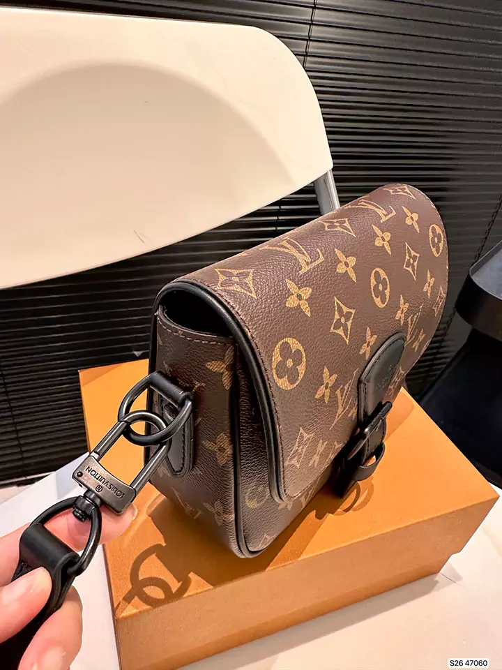 LV メンズ ポストマン メンズ バッグ 共有 0LouisVuitton ショルダーバッグ ルイ・ヴィトン LouisVuitton 大人気のポストマンバッグと比べると、とても控えめで安定感があり、デイリーに使えるLV メンズ ショルダーバッグです。カジュアルウェアとして、またはクロスボディバッグとして。