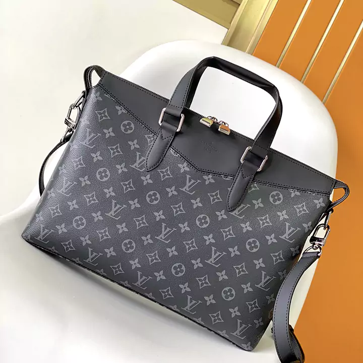 LV オリジナル エクスプローラー ブリーフケース M40566 オフィスに大人の雰囲気をプラスするこのモダンなブリーフケースは、丈夫なエクリプス モノグラム キャンバスとユニークなデザインのディテールで快適なビジネス スタイルを表現します。バッグの広々とした内側のコンパートメントには、よりダークでモダンな象徴的なモノグラム パターンが施されています。