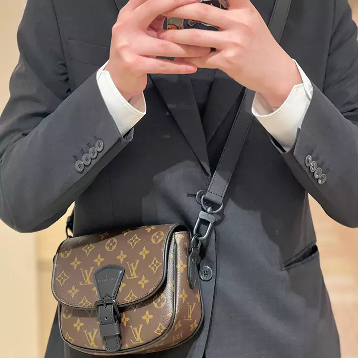 LV メンズ ポストマン メンズ バッグ 共有 0LouisVuitton ショルダーバッグ ルイ・ヴィトン LouisVuitton 大人気のポストマンバッグと比べると、とても控えめで安定感があり、デイリーに使えるLV メンズ ショルダーバッグです。カジュアルウェアとして、またはクロスボディバッグとして。