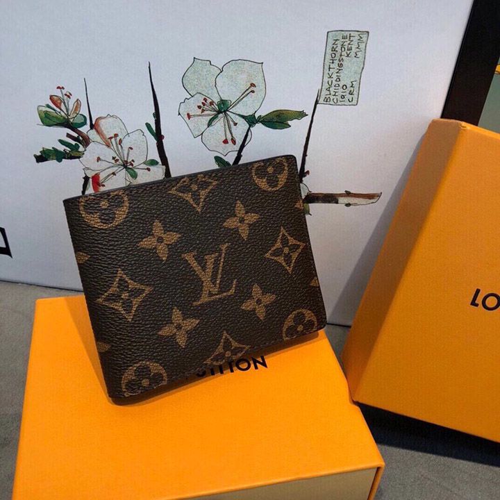 LV クラシック フォー ブラザーズ ショート スタイル。クラシックで時代を超越したホットなスタイル。最新のカウンター イエロー パッケージには、カード スロットが内蔵されています。