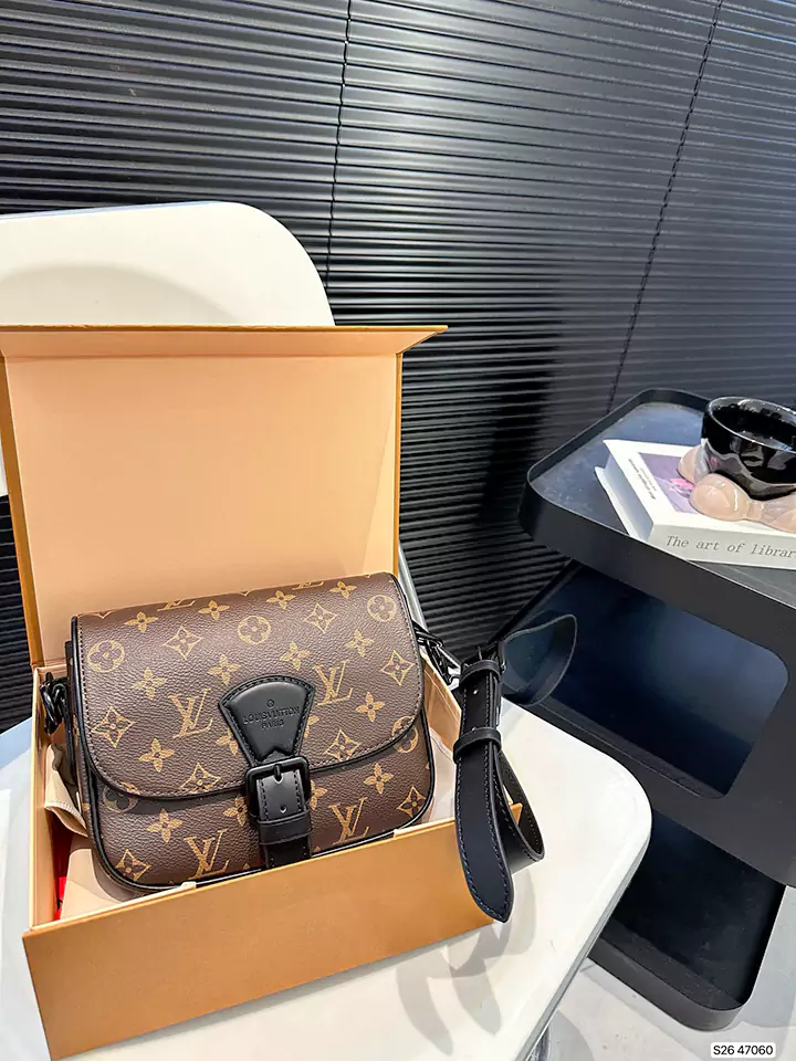 LV メンズ ポストマン メンズ バッグ 共有 0LouisVuitton ショルダーバッグ ルイ・ヴィトン LouisVuitton 大人気のポストマンバッグと比べると、とても控えめで安定感があり、デイリーに使えるLV メンズ ショルダーバッグです。カジュアルウェアとして、またはクロスボディバッグとして。