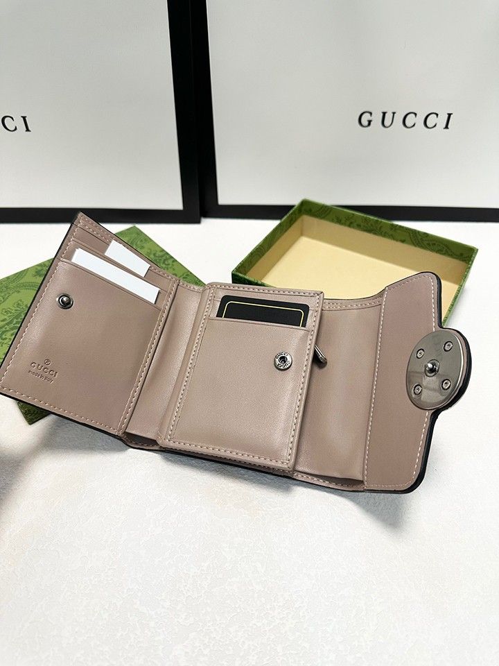 革のサイズ 11x10cm カラー ブラック GUCCIの人気牛革とPVCのショート三つ折り財布 クラシックなスタイル 細かい細工 耐摩耗性、耐久性、優れた感触