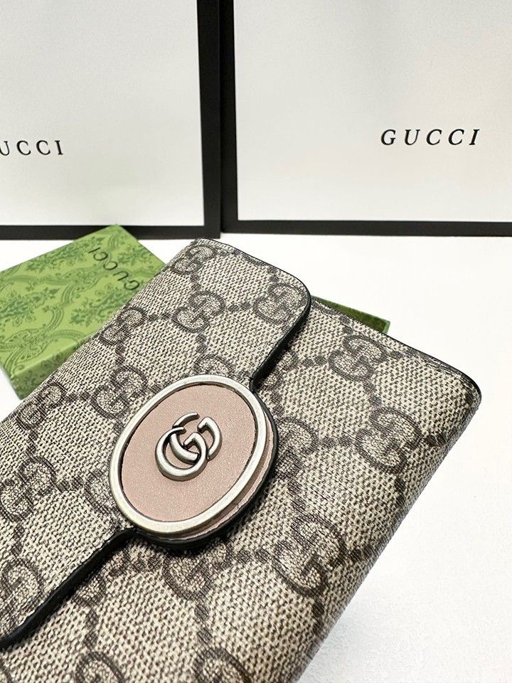 革のサイズ 11x10cm カラー ブラック GUCCIの人気牛革とPVCのショート三つ折り財布 クラシックなスタイル 細かい細工 耐摩耗性、耐久性、優れた感触