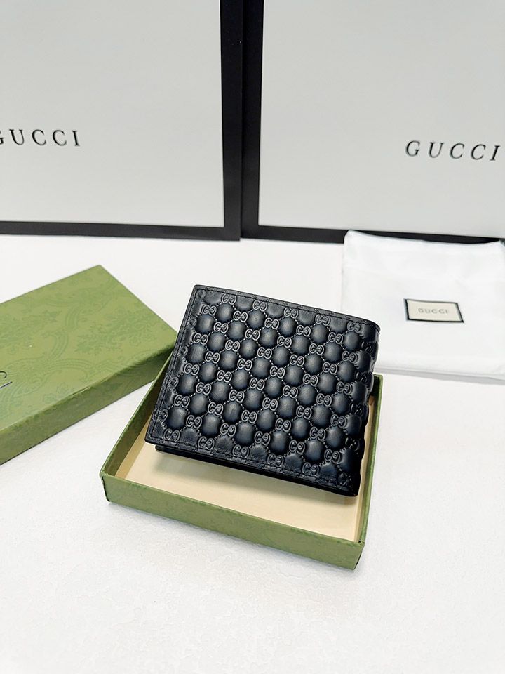 GUCCI公式ウェブサイトは、新しいスタイル〜ショートクリップGGスプリームキャンバスシリーズ〜牛革インナーグリッド（両面にカードが挿入可能）を絶妙な仕上がりで同期させます！