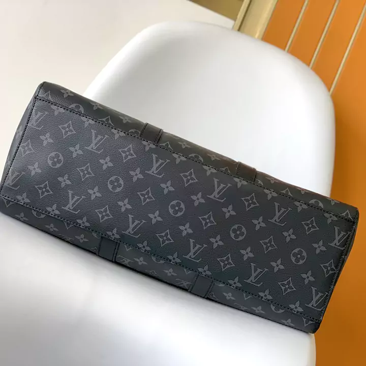 LV オリジナル M46451 ブラック フラワー サック プラット シリーズの大型ハンドバッグであるサック プラット 24H ハンドバッグは、レザーの裏地、大きなポケット、充実した内装を備えており、短期の旅行に最適です。レザーのハンドルループと幅広のサイドストラップでタフな印象に仕上げ、長めのハンドルで肩掛けも可能です。