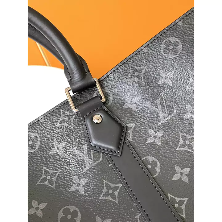 LV オリジナル M46451 ブラック フラワー サック プラット シリーズの大型ハンドバッグであるサック プラット 24H ハンドバッグは、レザーの裏地、大きなポケット、充実した内装を備えており、短期の旅行に最適です。レザーのハンドルループと幅広のサイドストラップでタフな印象に仕上げ、長めのハンドルで肩掛けも可能です。