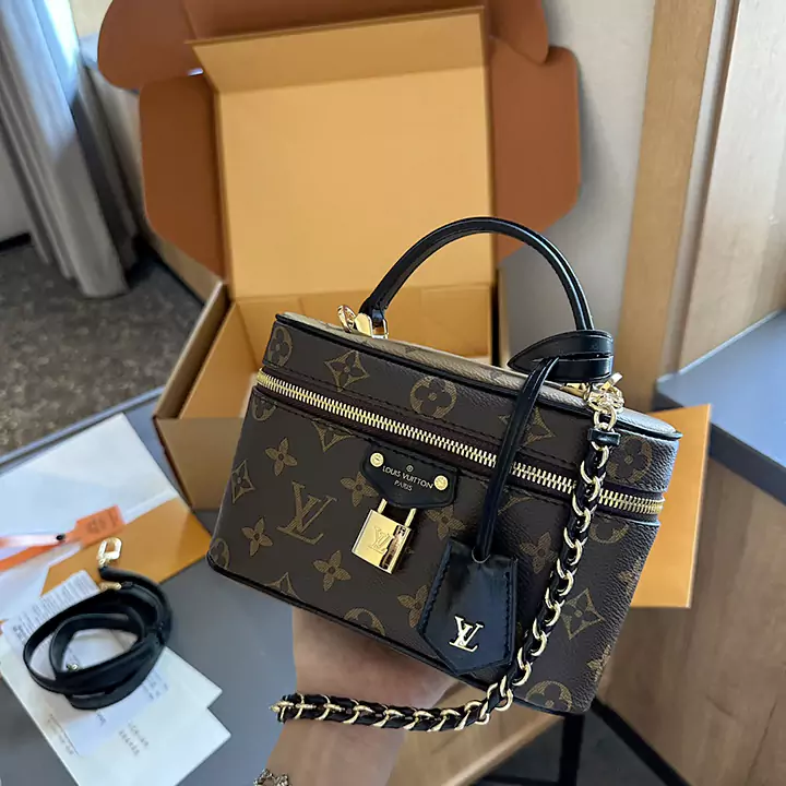 LV 2024の新しいバニティPMメイクアップケースソフトボックスは、近年、本当にますます大きくなり、デザインはユニークで、クラシックでコンパクトで、さまざまなレトロな色と装飾が施されています。ここ数年で最も優れたデザインの1つ。