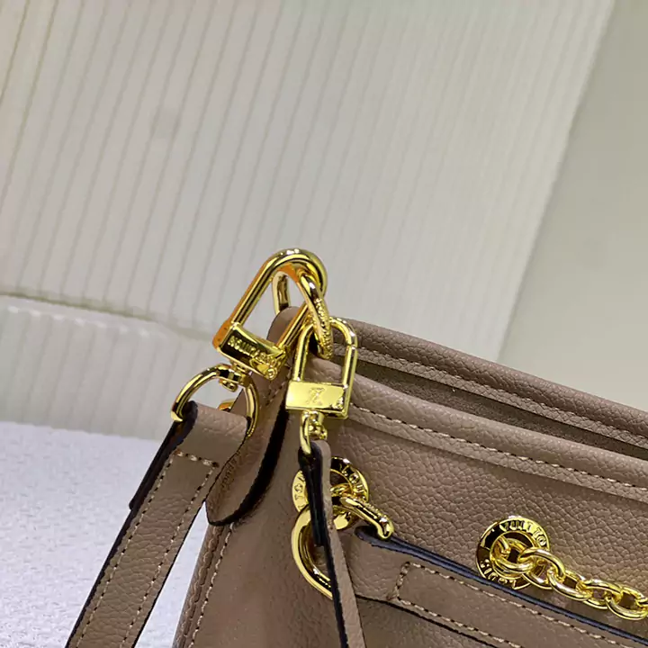 LV M46492 グレー シルクスクリーン型押しレザー ショッピングバッグ シリーズ バンドル ハンドバッグ M25453 グレー デグラデ Gx シ​​リーズのバンドル ハンドバッグです。新しい巾着デザインが夏の雰囲気をプラスします。モノグラム・アンプラントの型押しレザーボディが、季節の装いを華やかに彩ります。ダブルハンドルと取り外し可能なクロスボディストラップにより、さまざまなスタイリッシュな持ち運びオプションが提供され、昼夜問わ