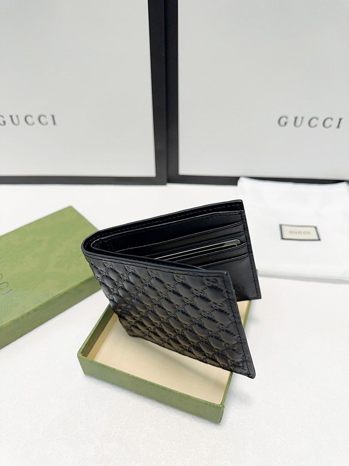 GUCCI公式ウェブサイトは、新しいスタイル〜ショートクリップGGスプリームキャンバスシリーズ〜牛革インナーグリッド（両面にカードが挿入可能）を絶妙な仕上がりで同期させます！