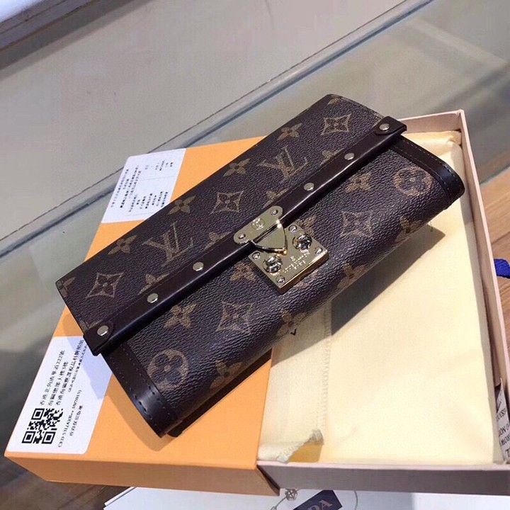 イ リーグ | LV カラー 老視用 PVC 牛革 レザー このスタイリッシュなヴェネツィア ウォレットは、ダミエ エベヌ キャンバス製で、高級鞄メーカーとしてのルイ・ヴィトンの深い伝統に敬意を表し、象徴的な S ロックとリベットで装飾されています。 広々とした機能的なインテリアのおかげで、このモデルはエレガントなクラッチとしても使用できます。